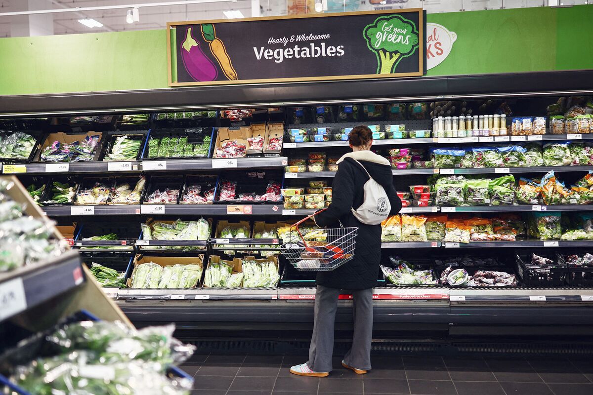 Britons See Inflation Hitting Double BOE Target, Survey Finds