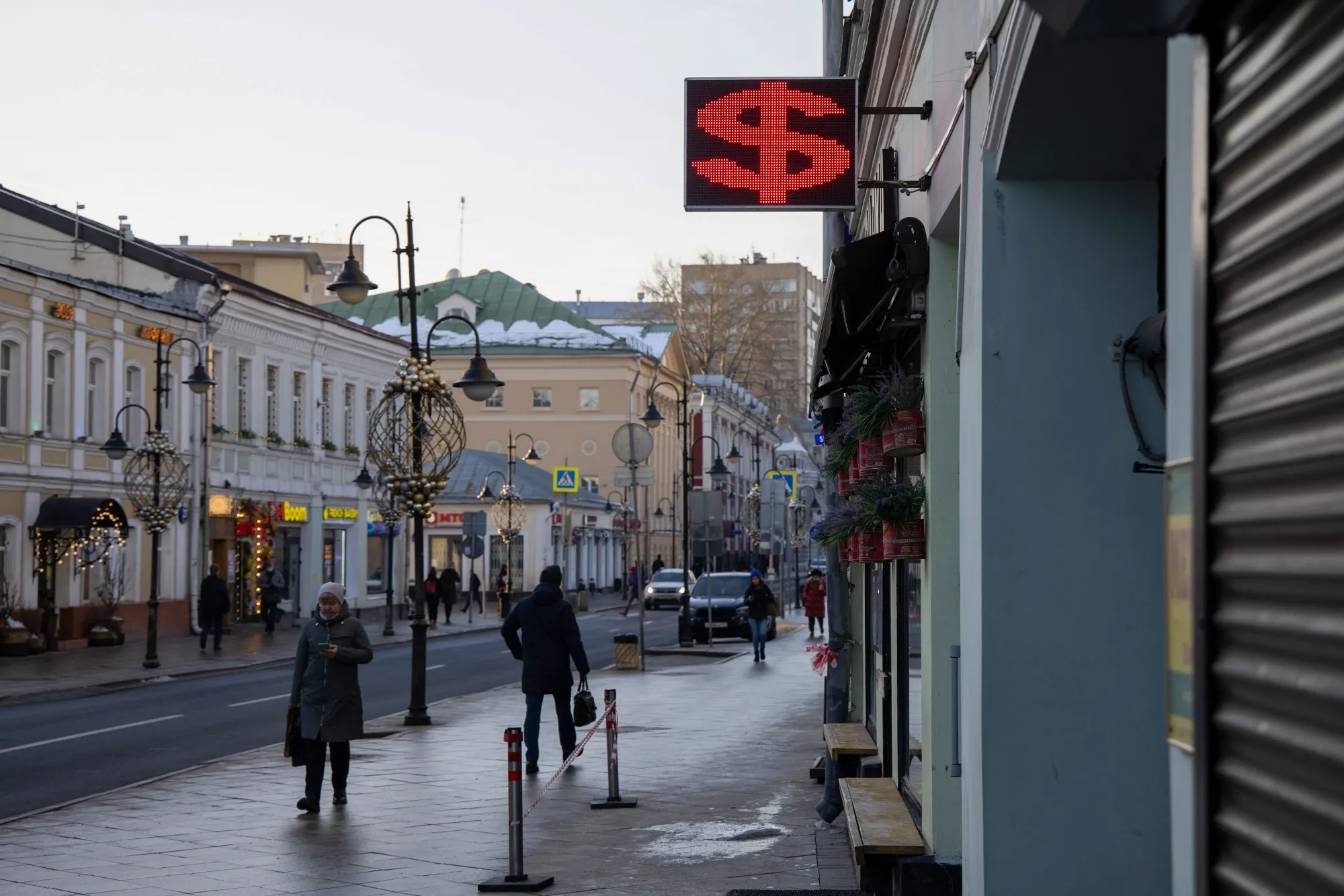 மாஸ்கோவில் உள்ள ஒரு நாணய மாற்று அலுவலகத்திற்கு வெளியே ஒரு டிஜிட்டல் அமெரிக்க டாலர் அடையாளம்.