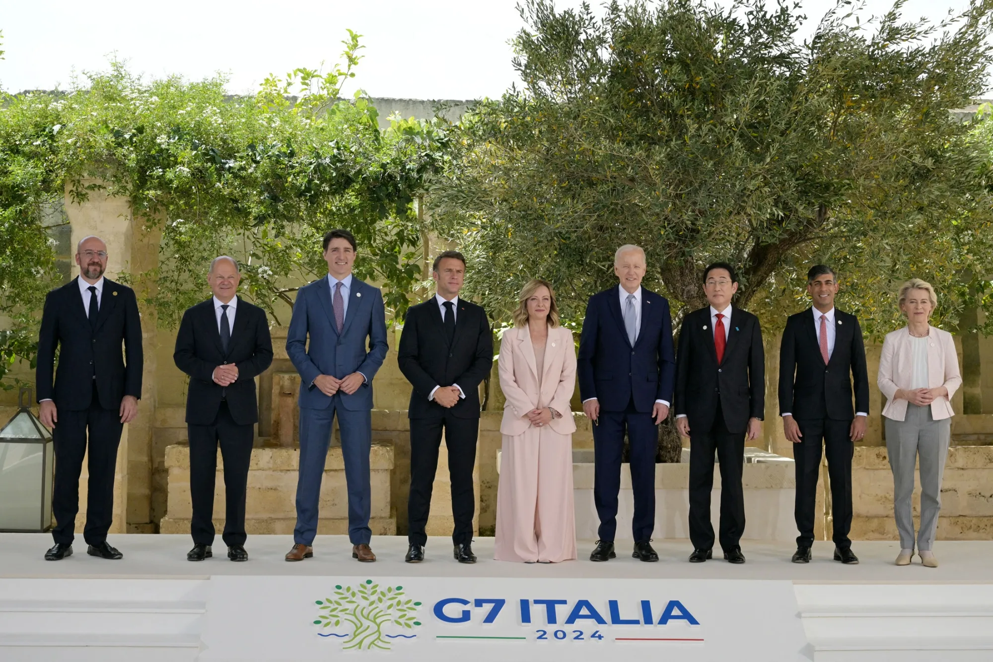 Leaders pose for the G-7 family photo.