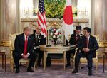 首脳会談に臨むトランプ大統領と安倍首相