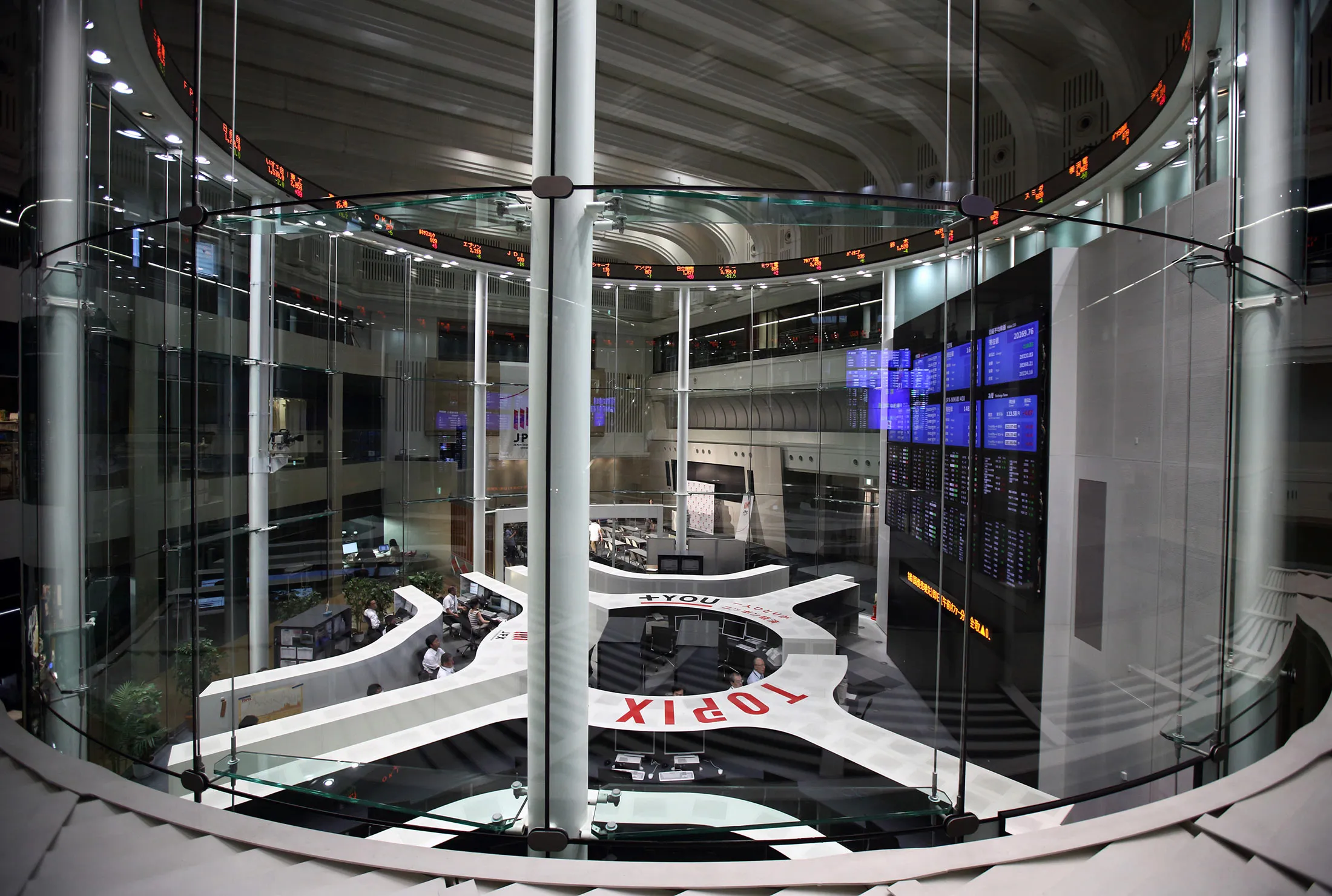 Employees work on the trading floor of the Tokyo Stock Exchange, operated by Japan Exchange Group Inc., in Tokyo, Japan, on Tuesday, June 16, 2015.
