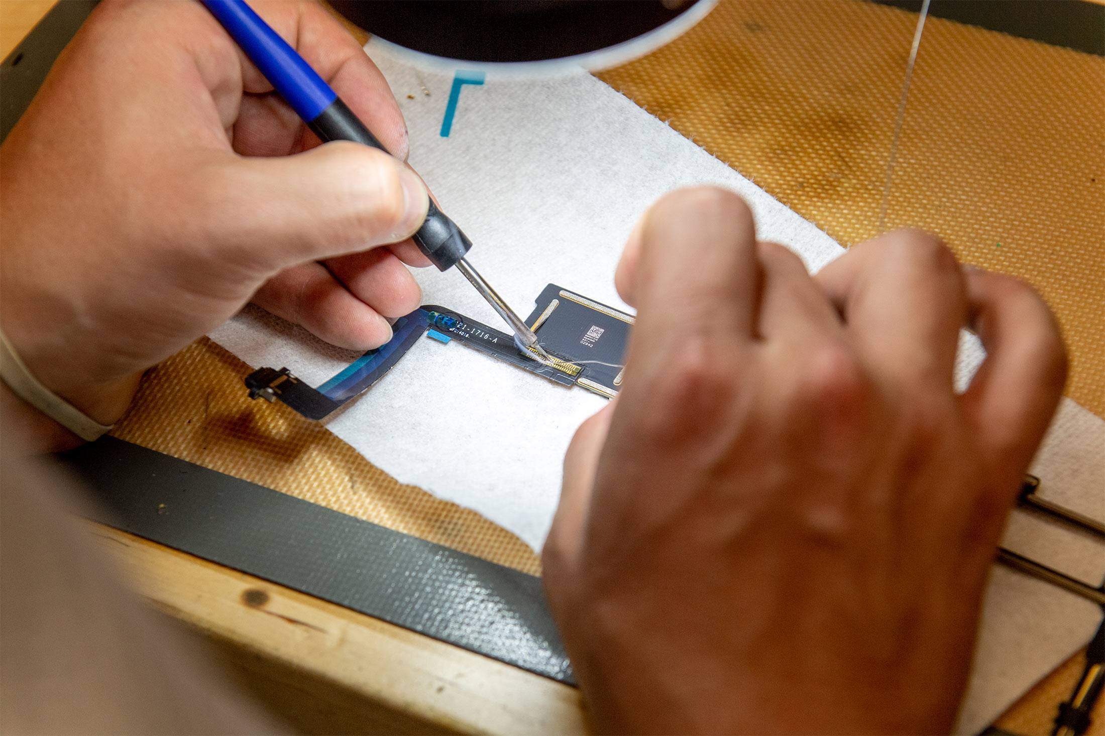 Microsoft and Apple Wage War on Gadget Right-to-Repair Laws - Bloomberg