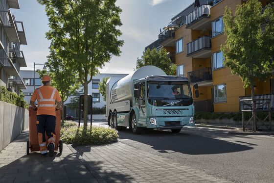 The Humble Urban Garbage Truck Gets a High-Tech Battery Makeover