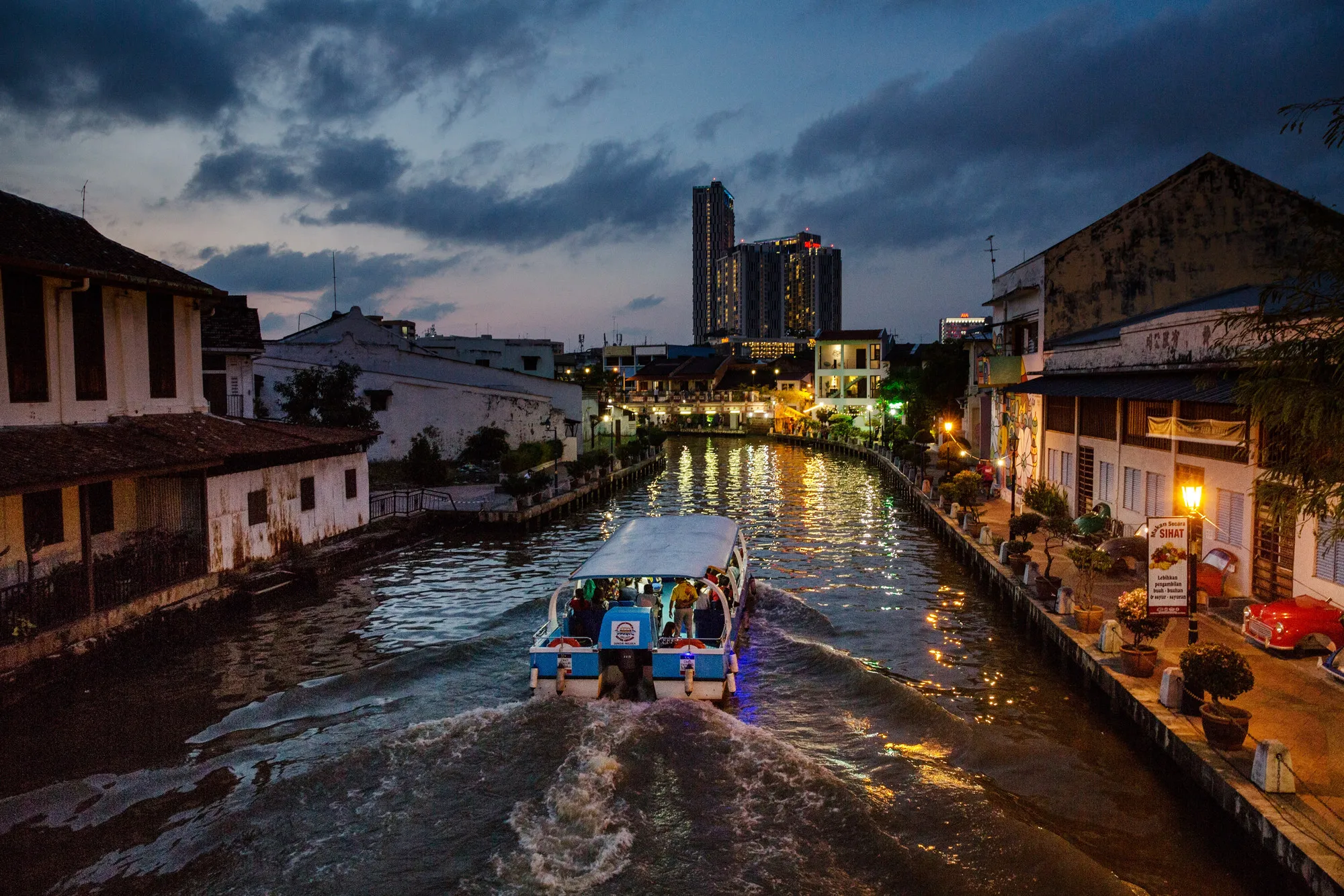 Chinese Money Pouring Into Malaysia Could Help Najib Razak With Votes -  Bloomberg