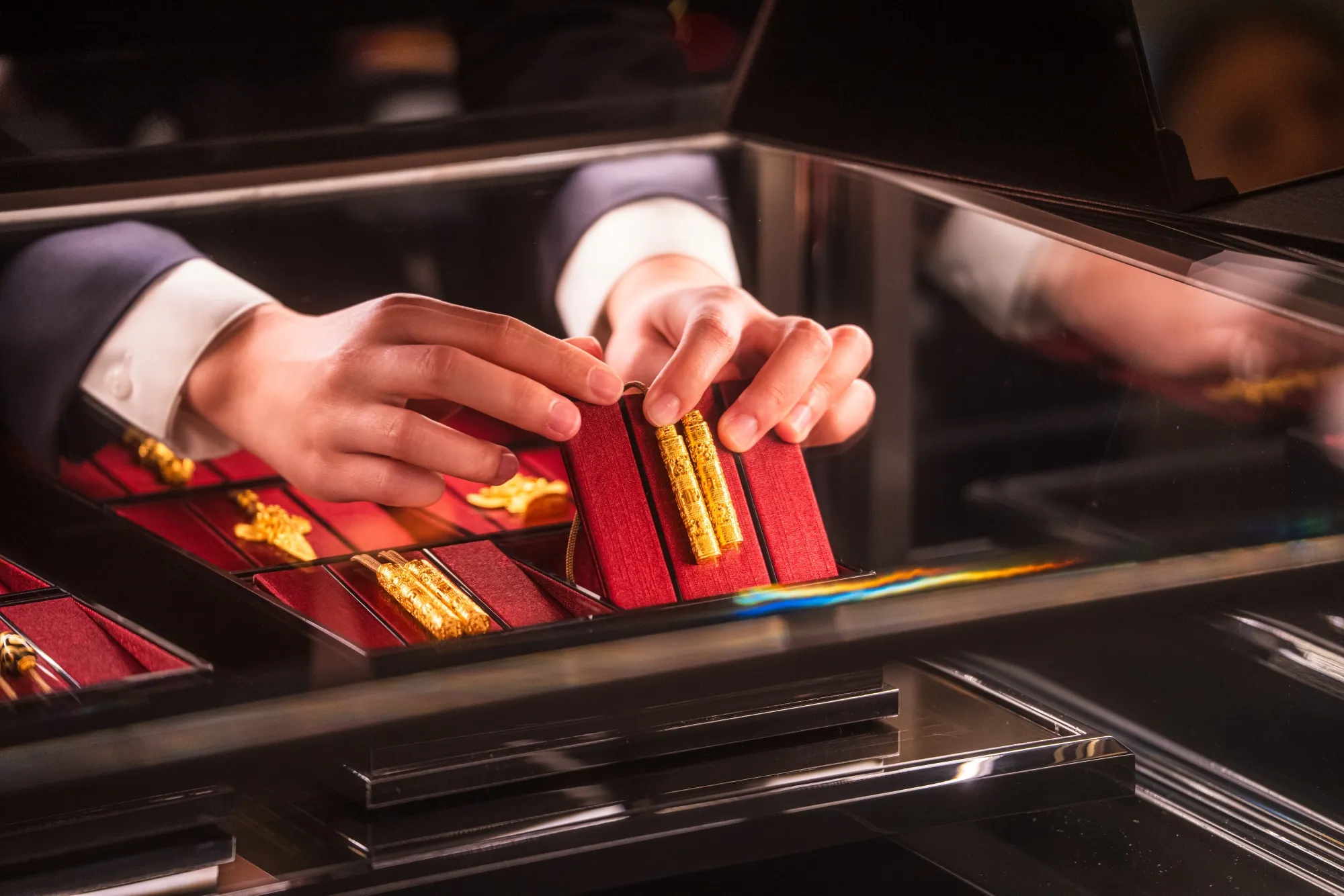 laopu-gold-growth-slows-as-bullion-slide-hits-luxury-demand-bloomberg