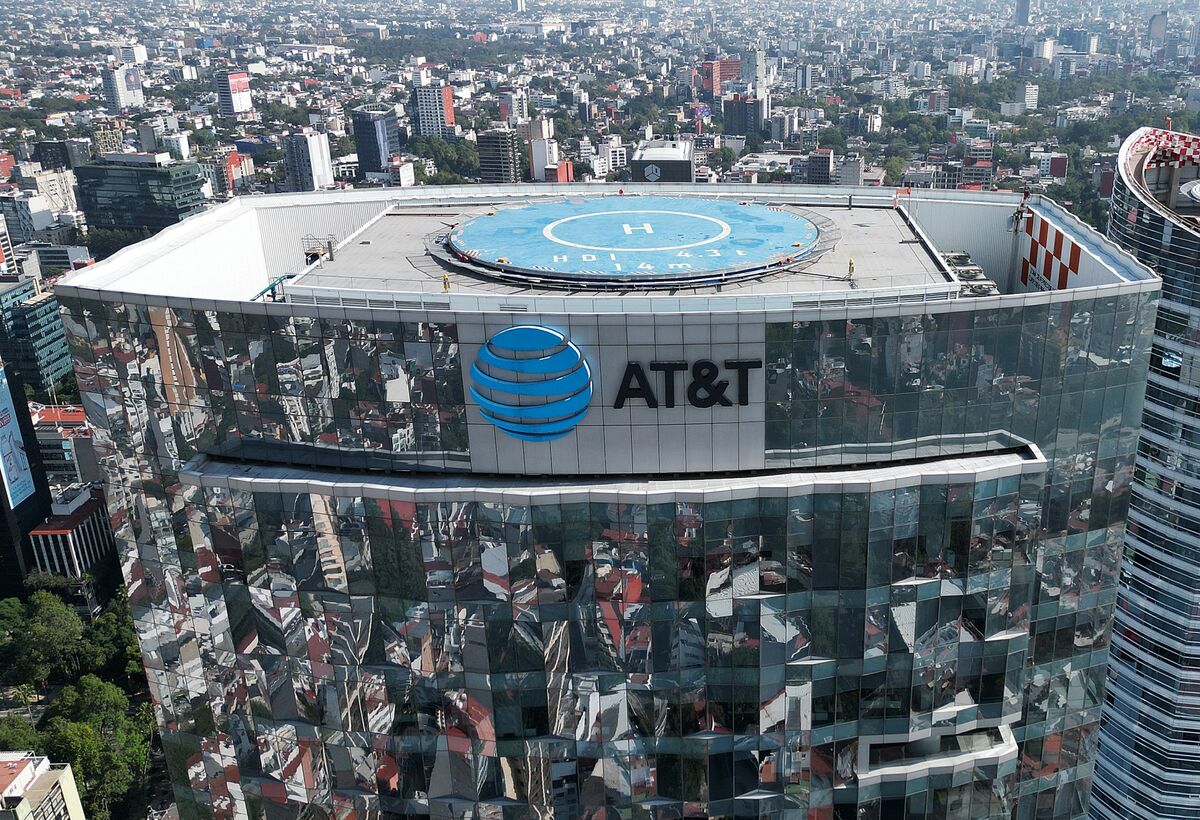 bloomberg.com - Juan Pablo Spinetto - AT&T's Exit Is a Dropped Signal for Corporate Mexico