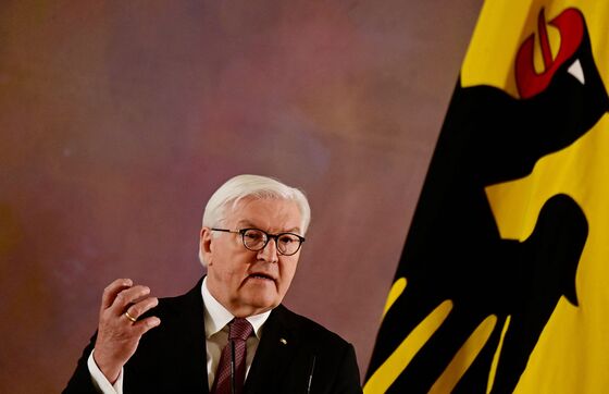 German President Issues Pandemic Warning as Omicron Spreads