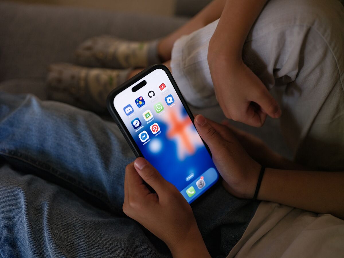 
                            Australian Teens Are Sneaking Onto Social Media Despite Ban