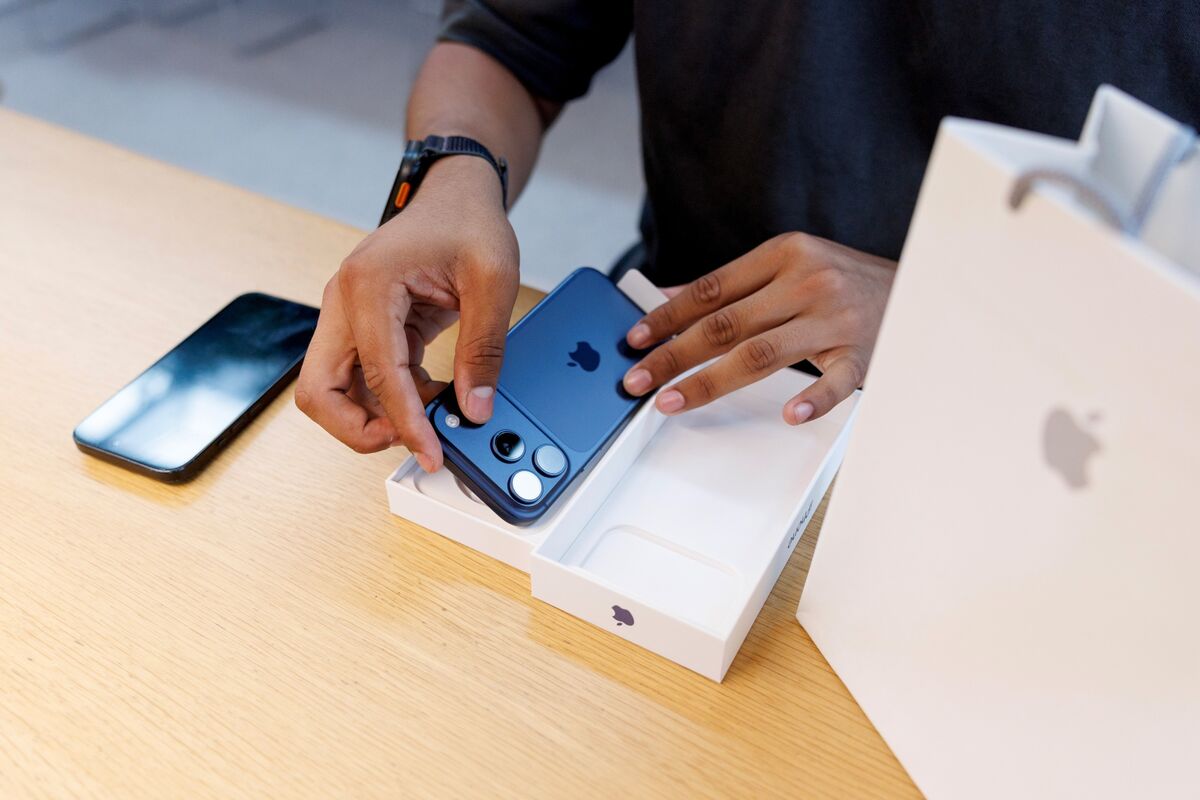 Foxconn Workers Faced Tough Conditions During Rush to Make iPhone 17, Labor Group Says