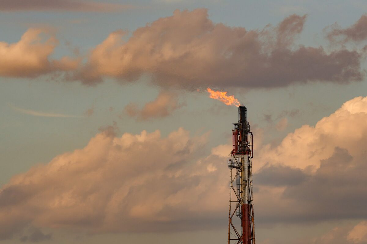 Global Oil Surplus to Persist in 2026 as Demand Sags, IEA Says - Bloomberg
