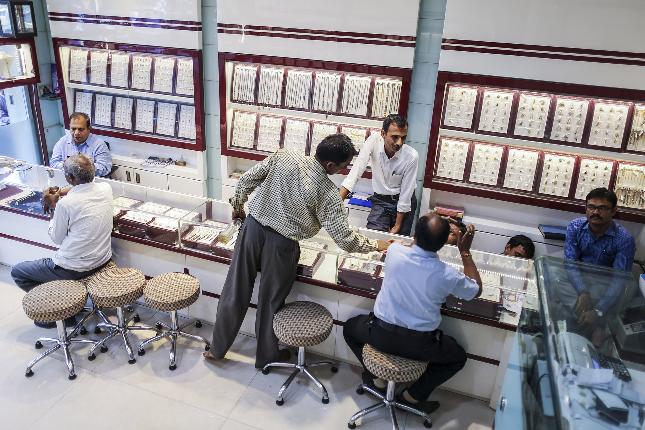 Jewelers Are Still Struggling a Year After India’s Cash Ban Bloomberg