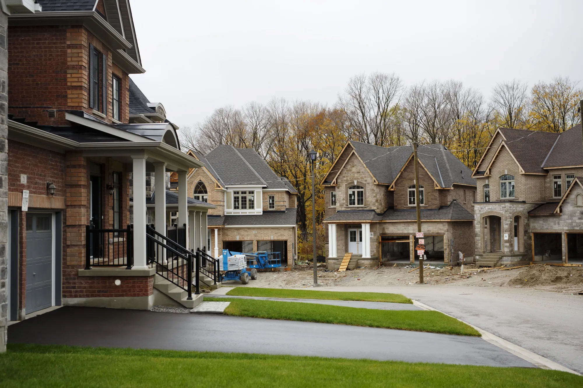 Confidence in the Canadian housing market continues to boom, even as officials grapple with a resurgence of Covid-19 that’s&nbsp;slowing the economy, telephone polling shows.
