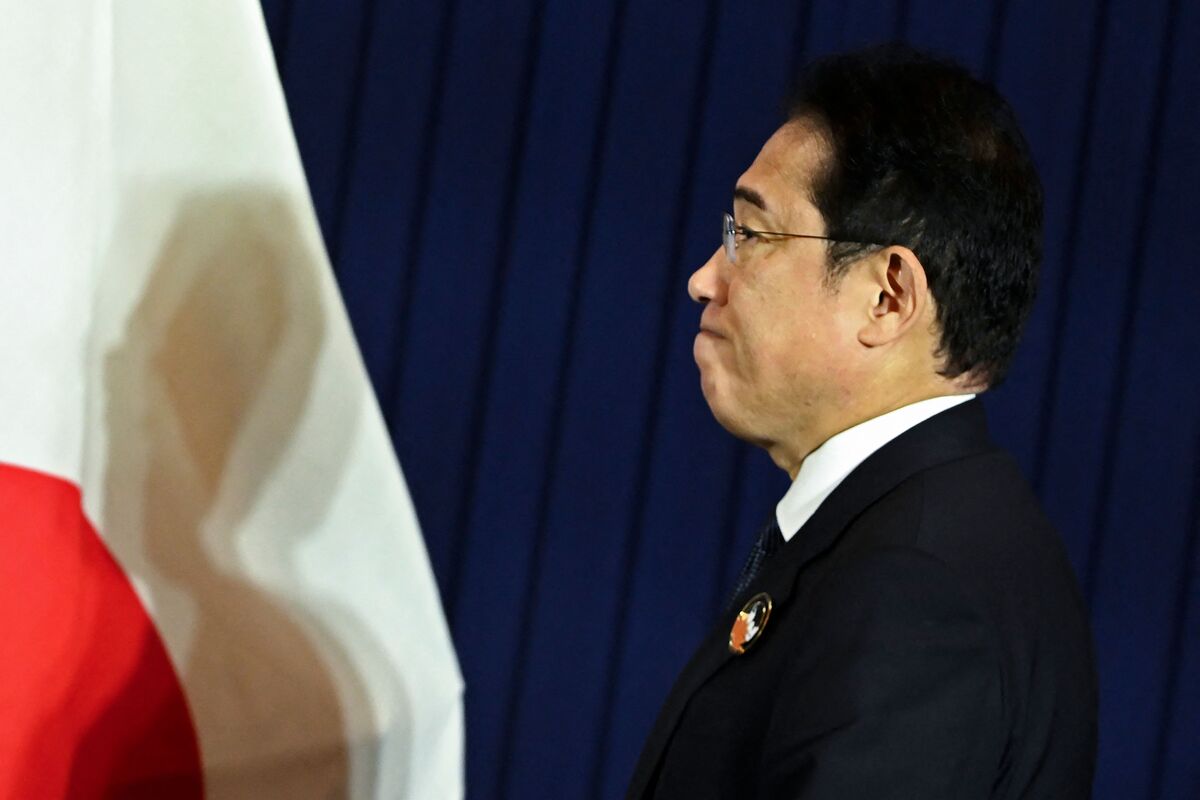 Japan PM Keeps Economy Team, Boosts Women in Cabinet Reshuffle - Bloomberg