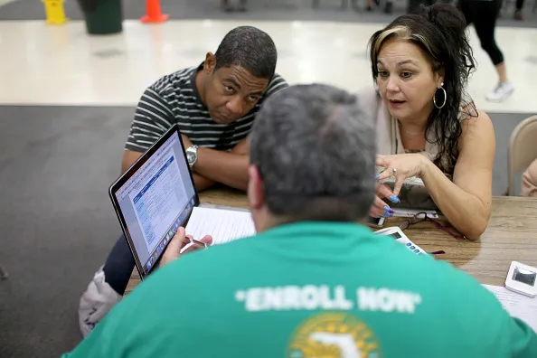 Consumers discuss Affordable Care Act plans&nbsp;at a store set up in Miami’s Mall of the Americas,&nbsp; on Dec. 15, 2014.