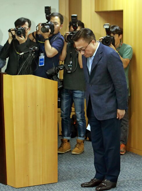 Head of Samsung Electronics Koh Dong-jin during a press briefing to announce the global recall on Sept. 2.