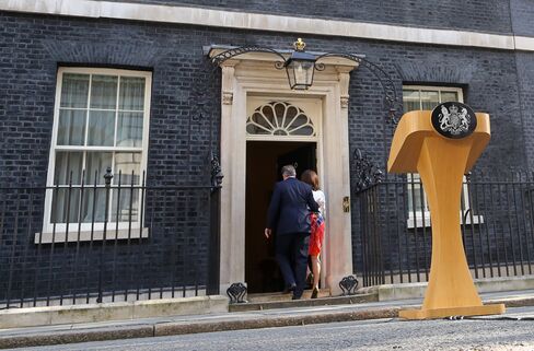 David Cameron enters 10 Downing Street with his wife Samantha Cameron after his resignation speech on June 24.