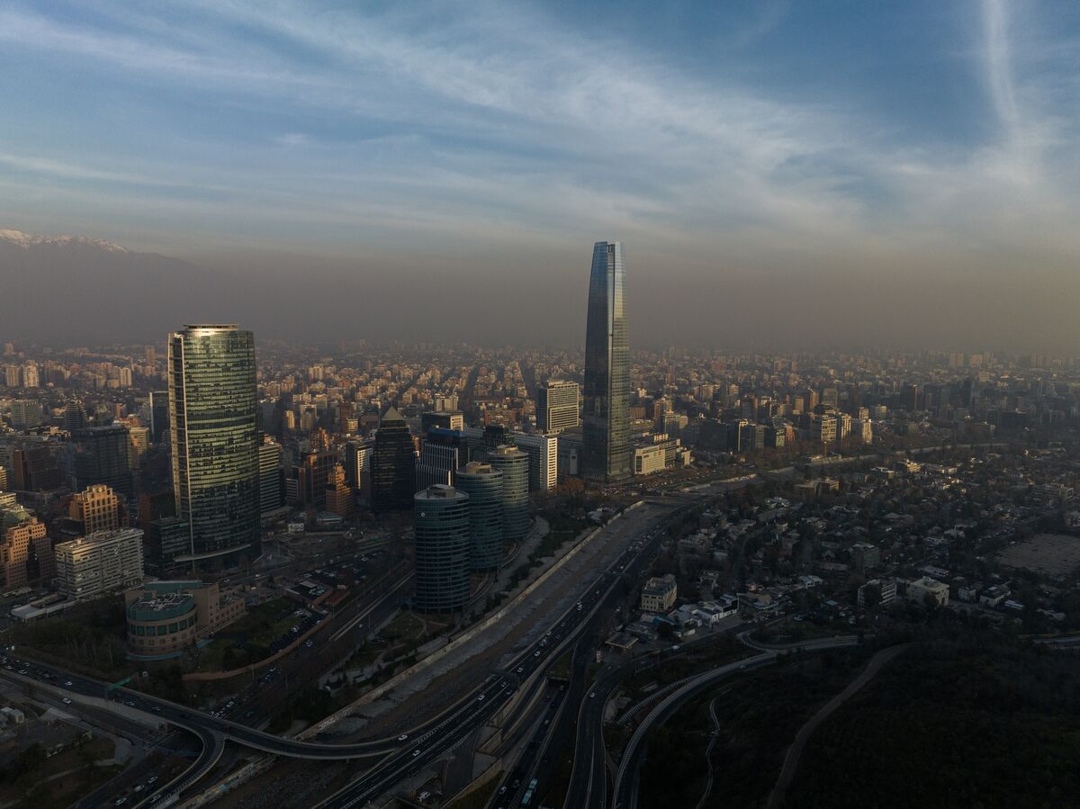 Chile Traders Raise Key Rate Forecast as Peso Woes Spark Caution