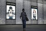 relates to ヴィトンが中国で「前例ない」成長-LVMHなど高級ブランド株上昇