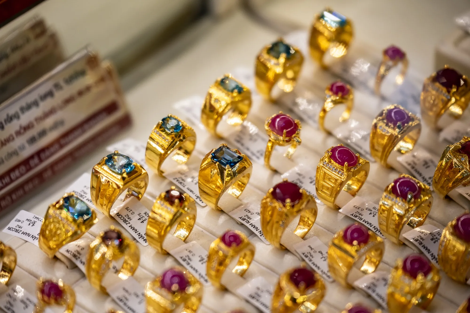 Surging Gold in Vietnam Spurs Angst Over Smuggling, Dong - Bloomberg