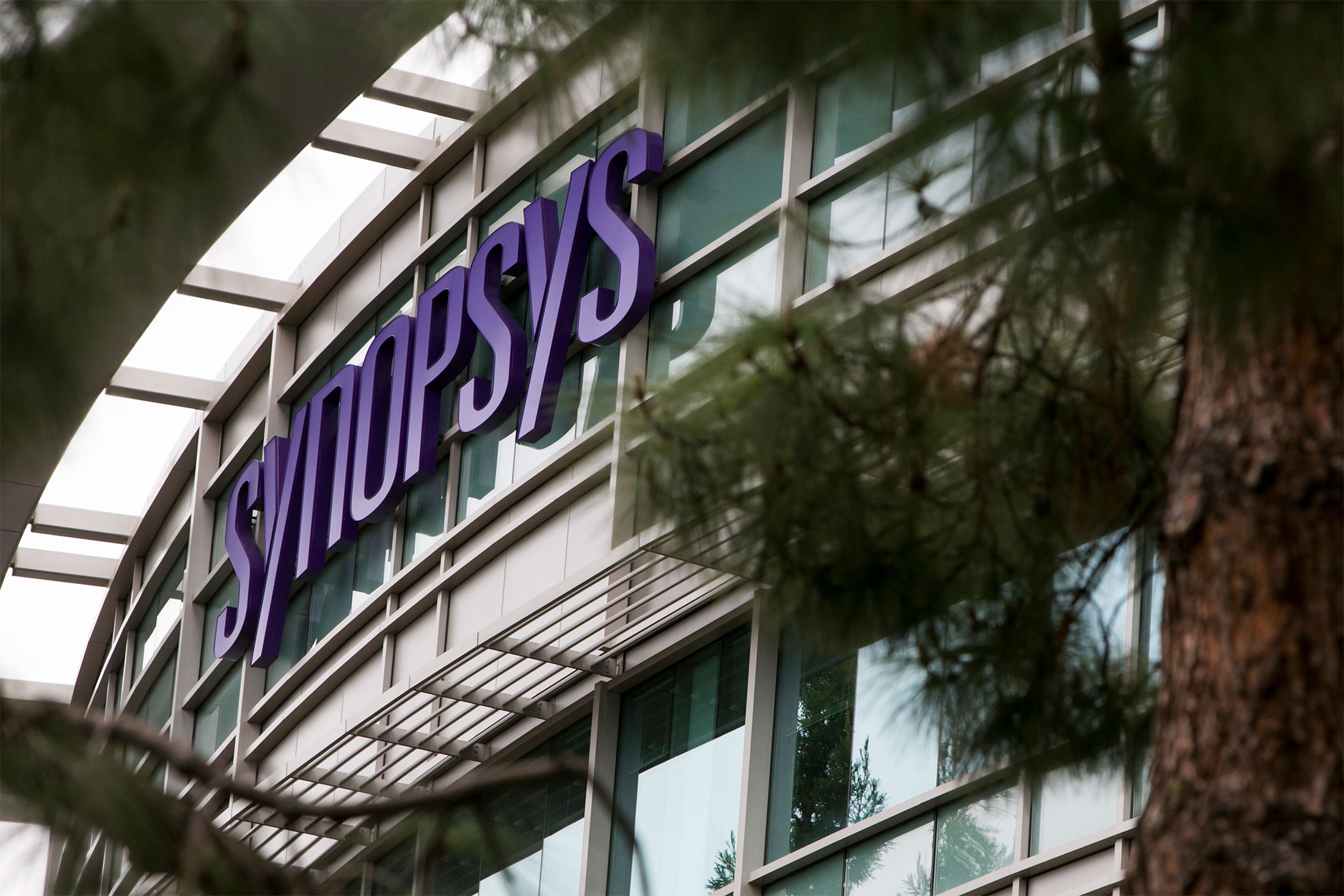 Synopsys Faces Allegations It Gave Chip Tech to Huawei, SMIC Bloomberg