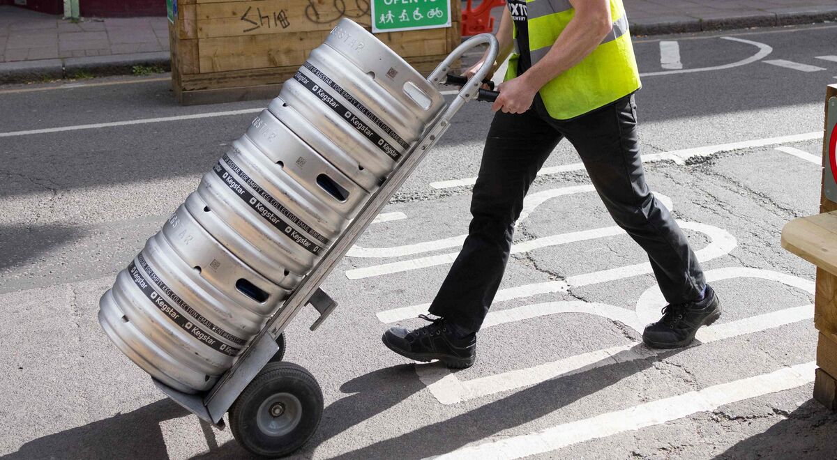 UK Pubs Face Supply Squeeze as Beer Delivery Workers Strike