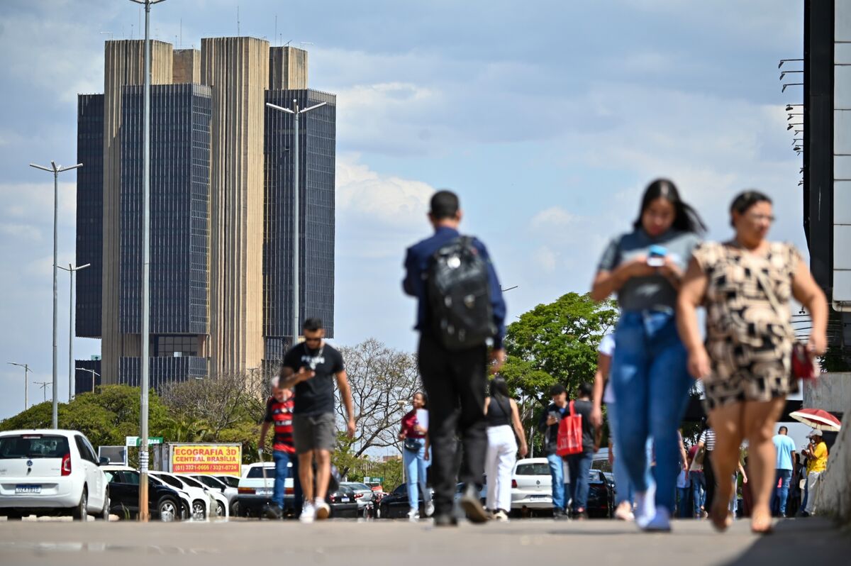 Brazil Central Bank Holds Interest Rate at 15% as Inflation Inches Downward