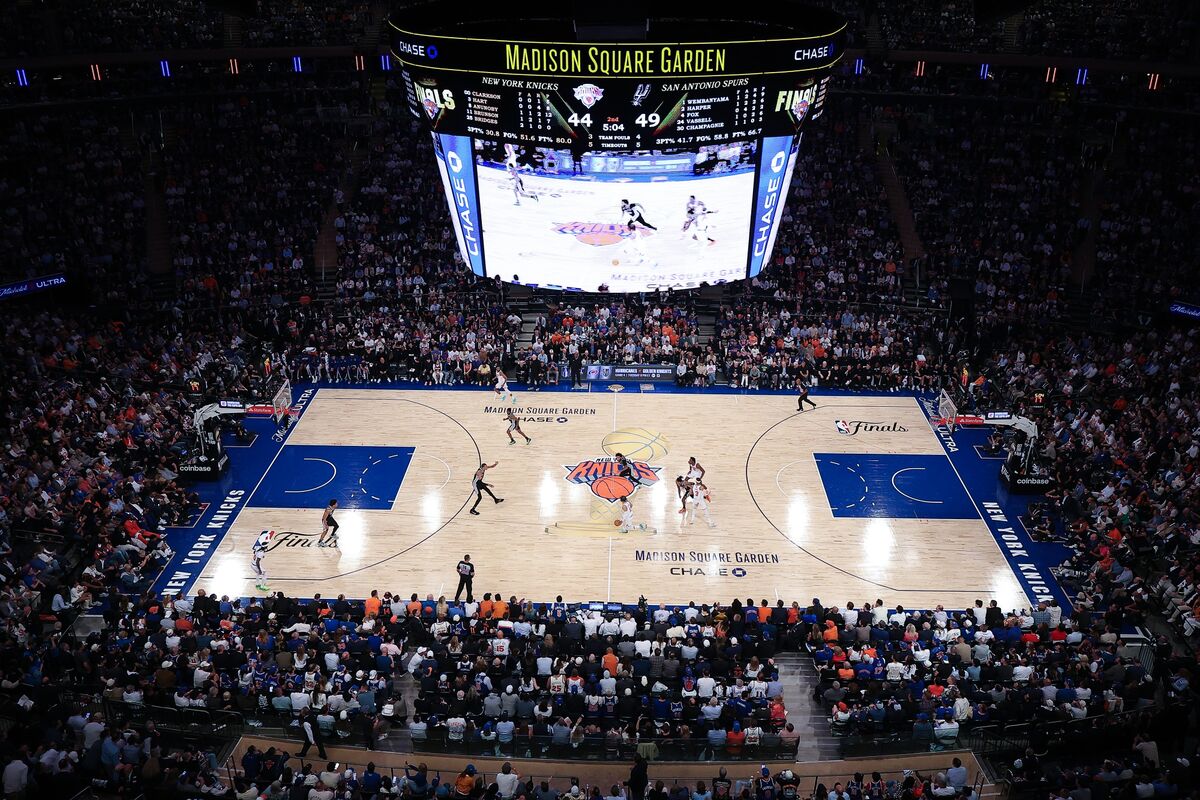 NYC’s Knicks Fans Get Ready for Pivotal Game 4 After Spurs Upset