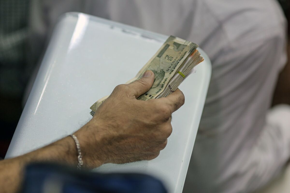 US-Iran Tensions Put India’s Rupee Back Under Pressure as Oil Climbs