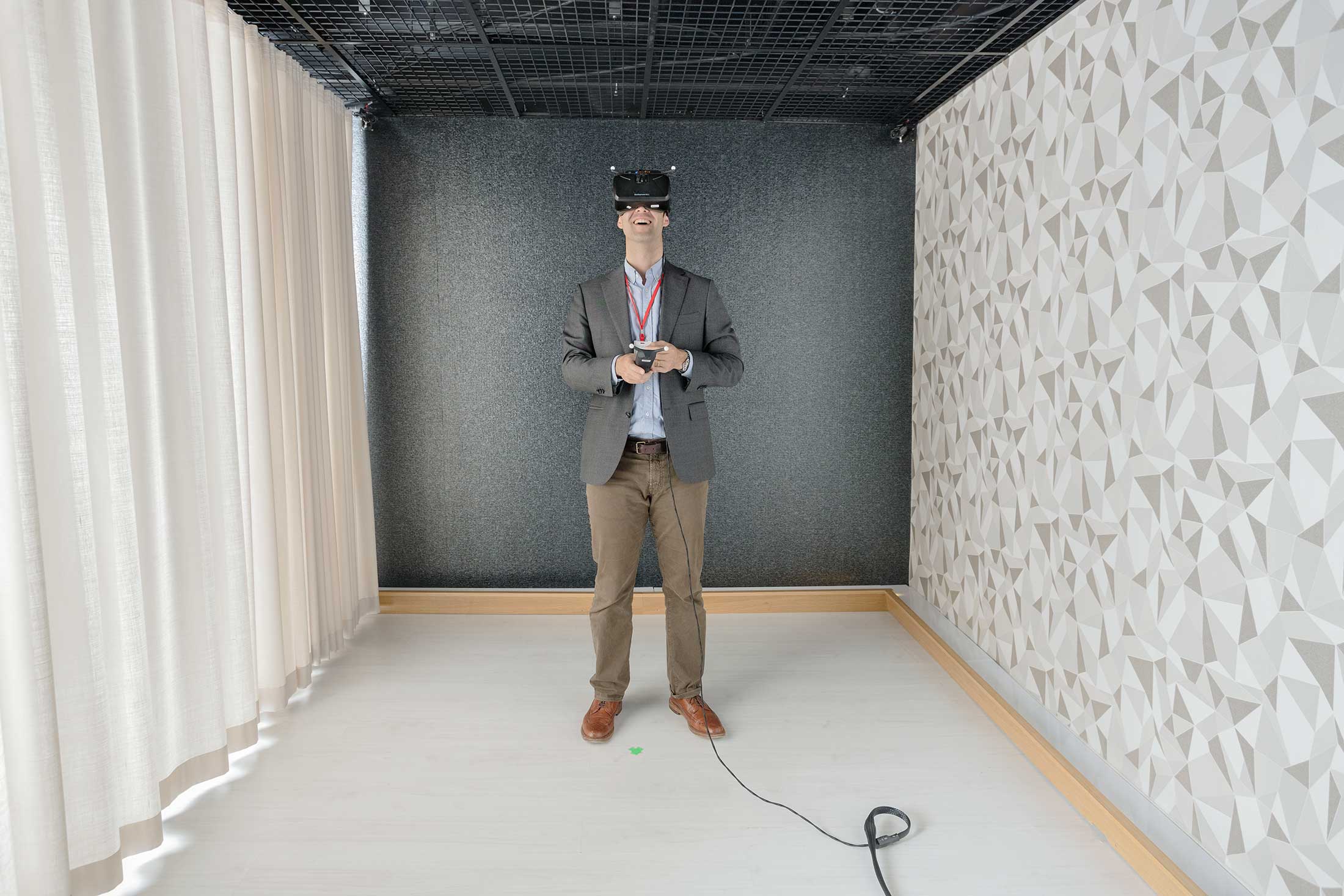 The author tests a virtual-reality demo using Nokia’s low-latency cellular equipment.
