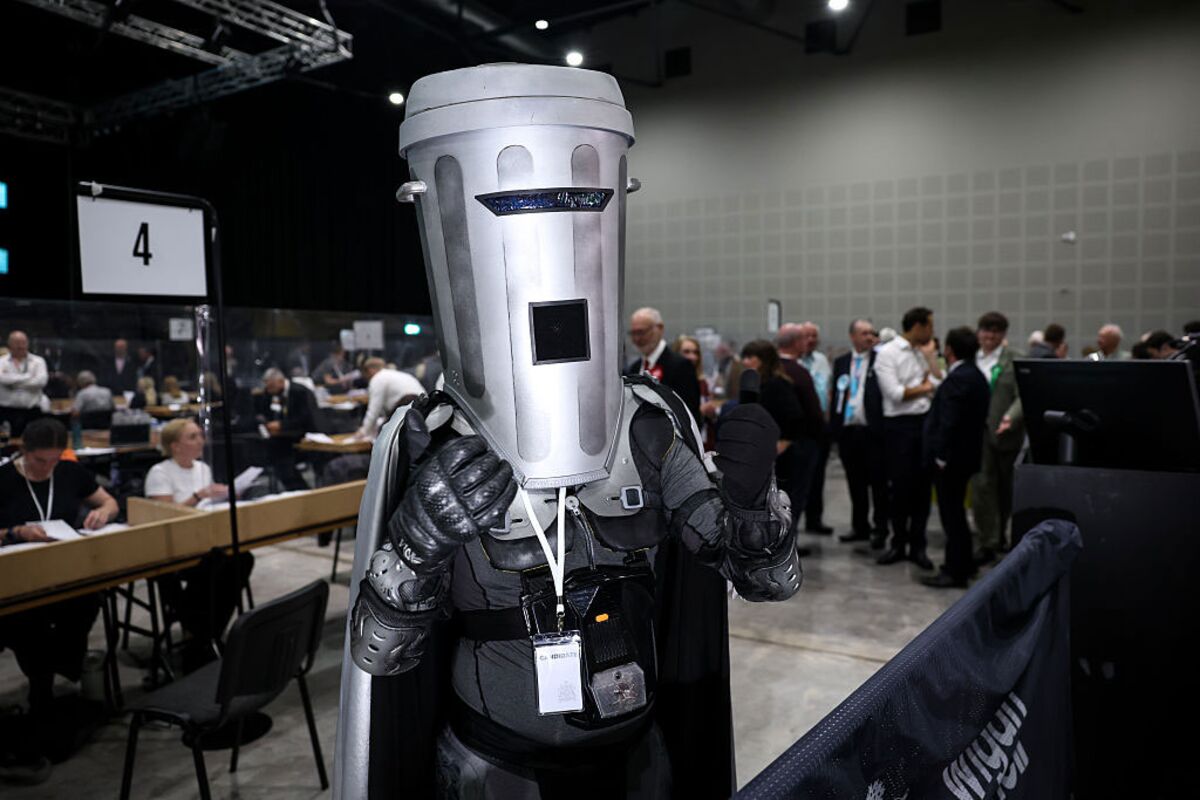 How a Man Wearing a Trash Can May Expose Farage’s Weakness