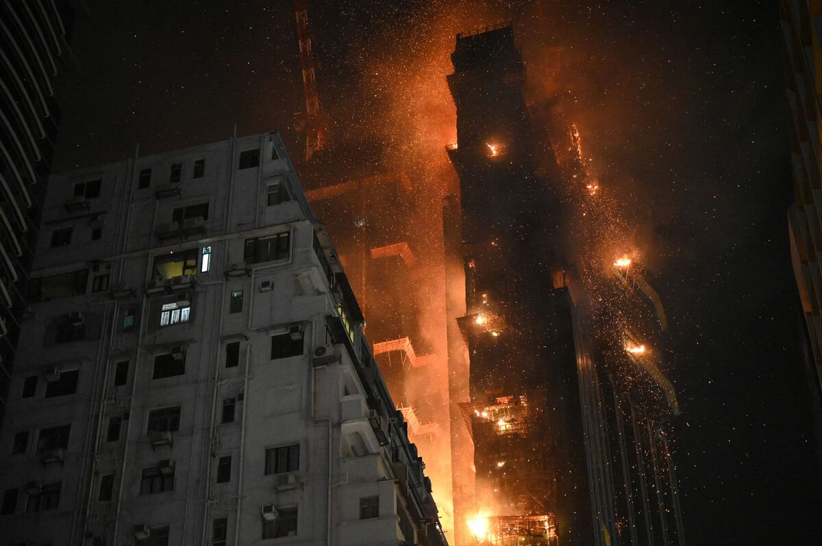 Fire Rips Through Skyscraper in Hong Kong Shopping District TST - Bloomberg