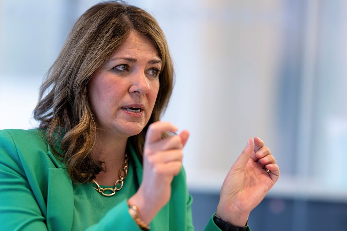 Alberta Premier Expects Private Proposal for New Oil Pipeline to B.C. Coast