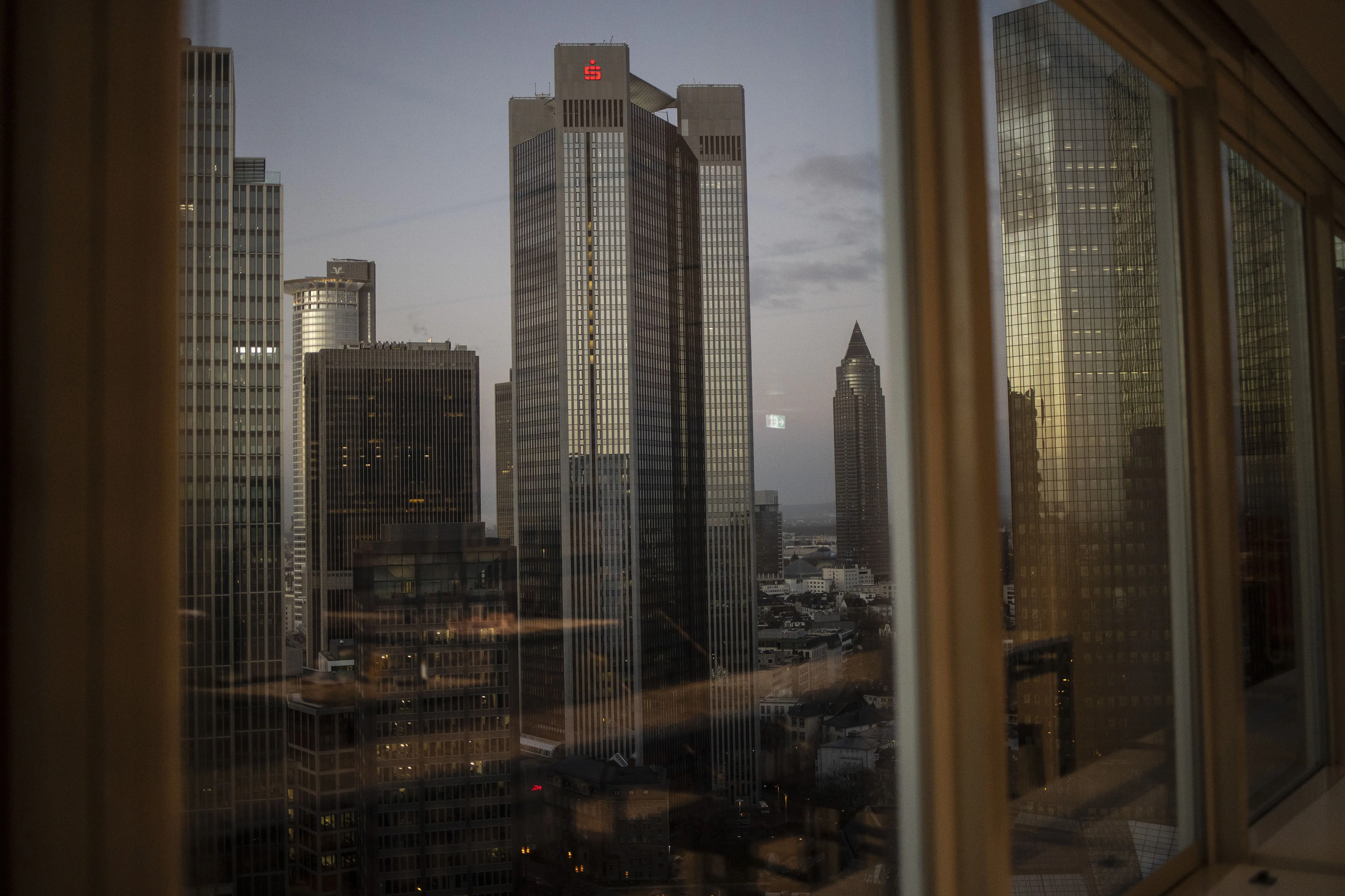 Deutsche Bank AG Chief Executive Officer Christian Sewing Sees Trading Gains, Warns of Headwinds 