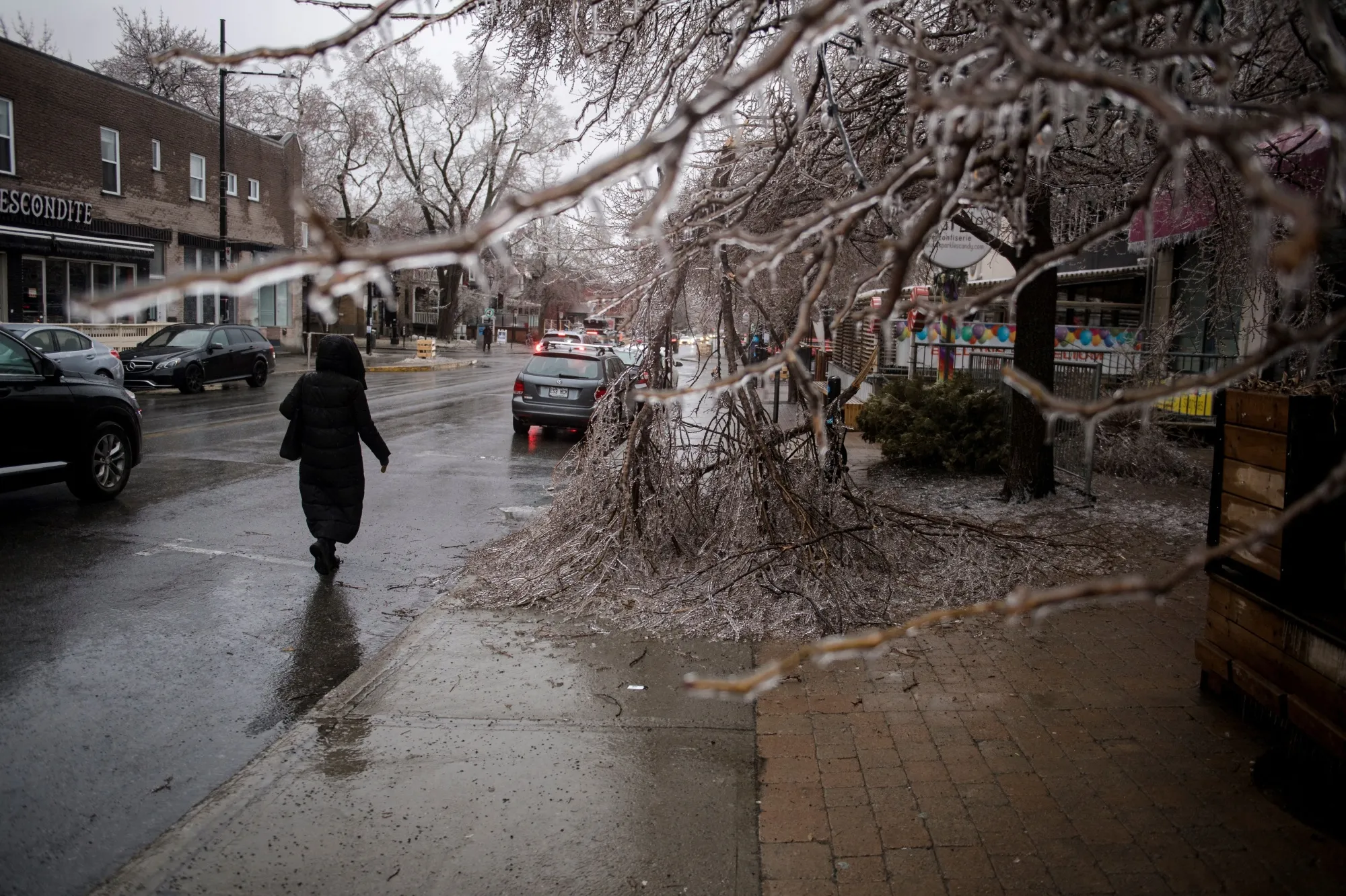 800,000 lose power as freezing rain hits Ontario and Quebec - Bloomberg