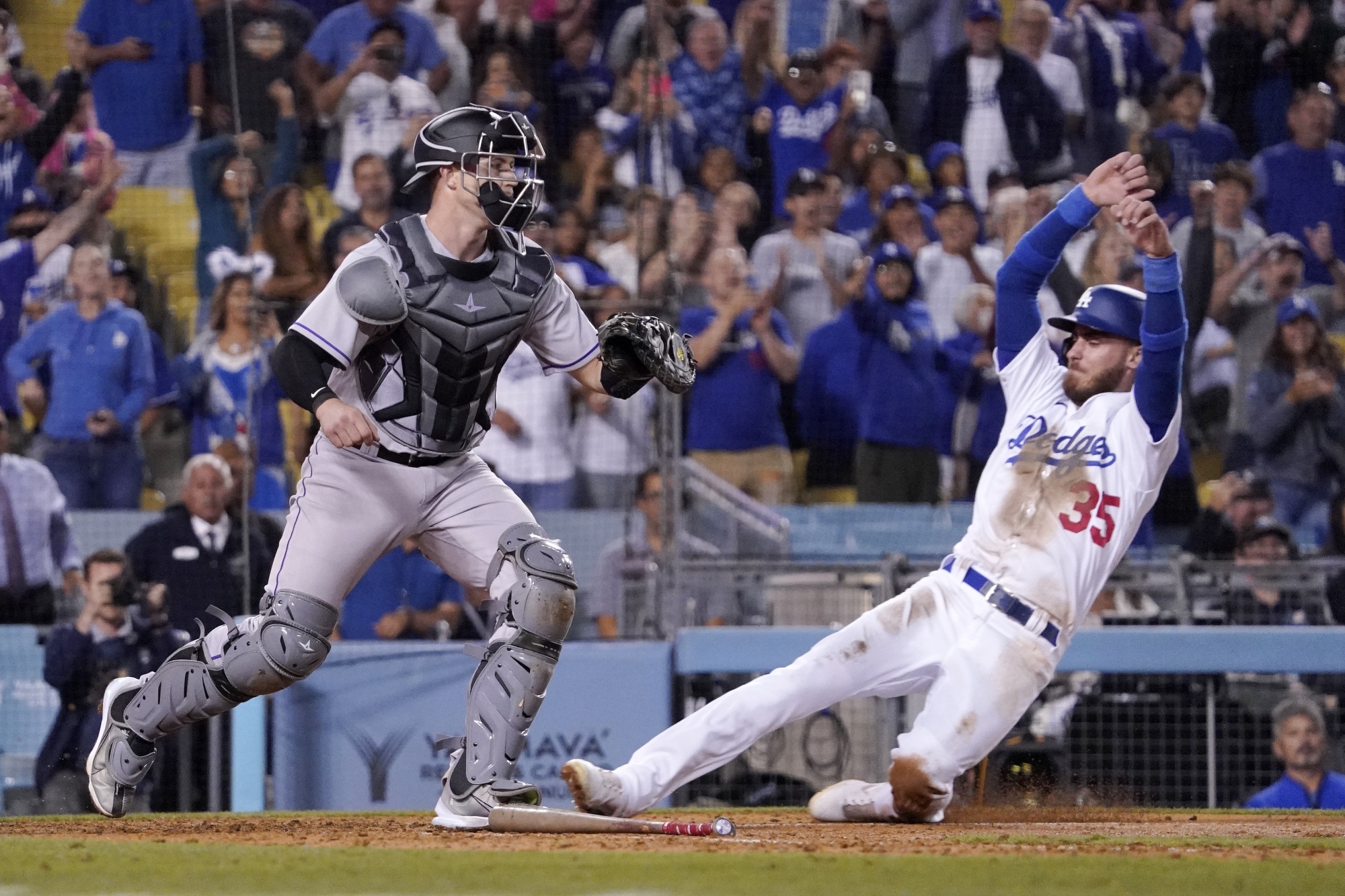 Cody Bellinger drives in the game-winning run in the top of the