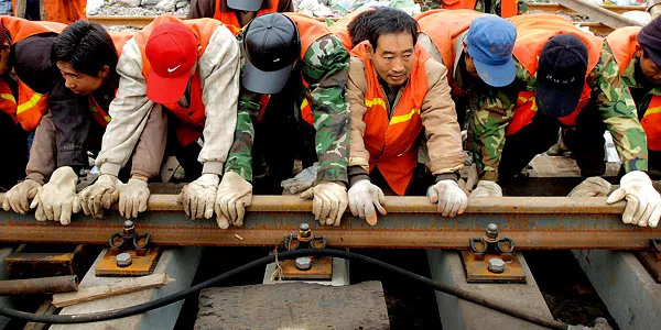 Nanjing to Hefei: Laborers install track for a high-speed line 