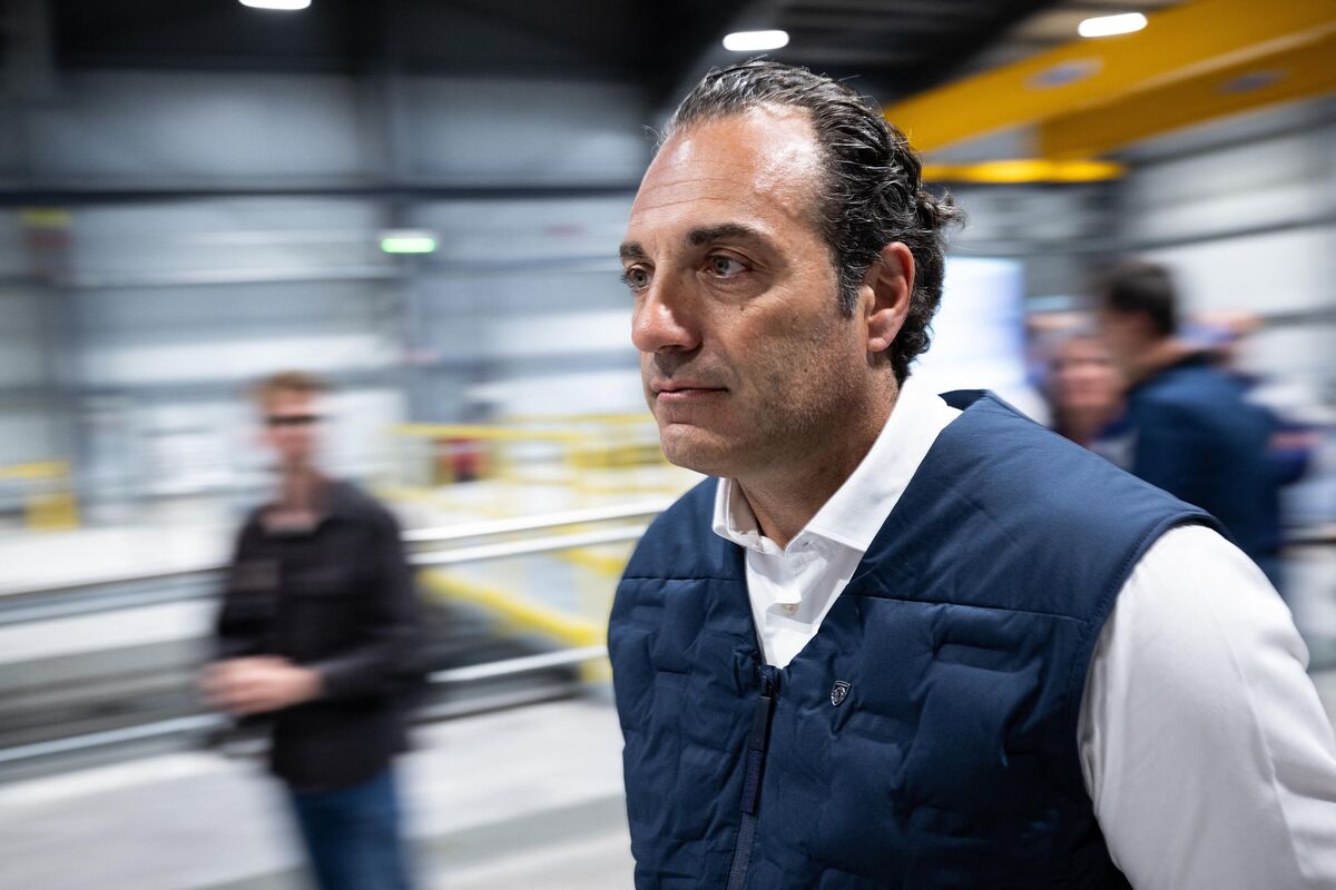bloomberg.com - Albertina Torsoli - Stellantis CEO Struggles to Win Over Investors for Turnaround Plan
