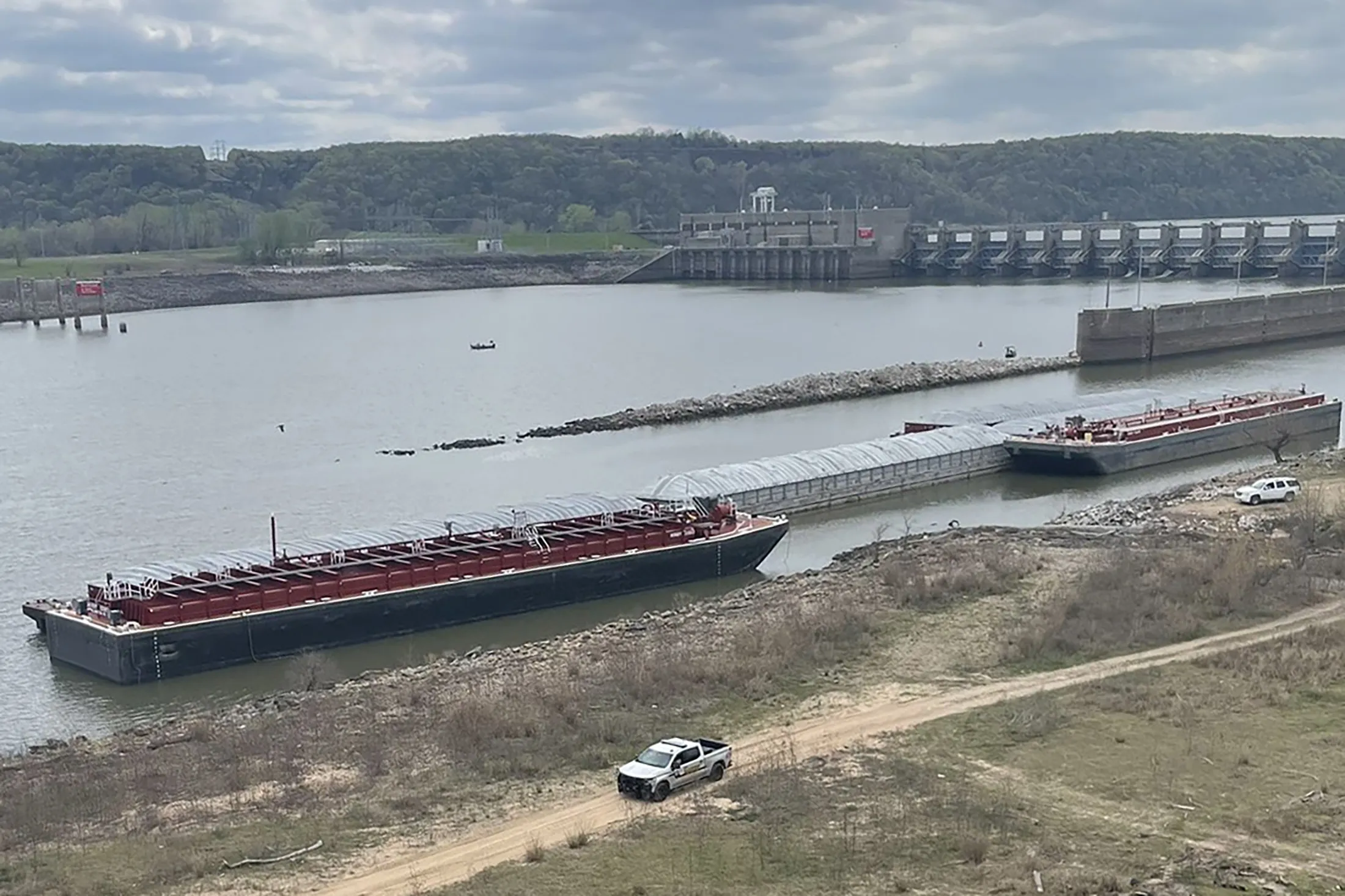 Oklahoma Highway Patrol closed down the US-59 highway near&nbsp;the Kerr Reservoir after a barge struck on bridge on Saturday.&nbsp;
