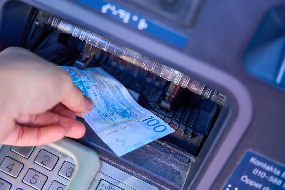 Swedes’ Support for Euro Entry Fades With Krona Seen as Buffer