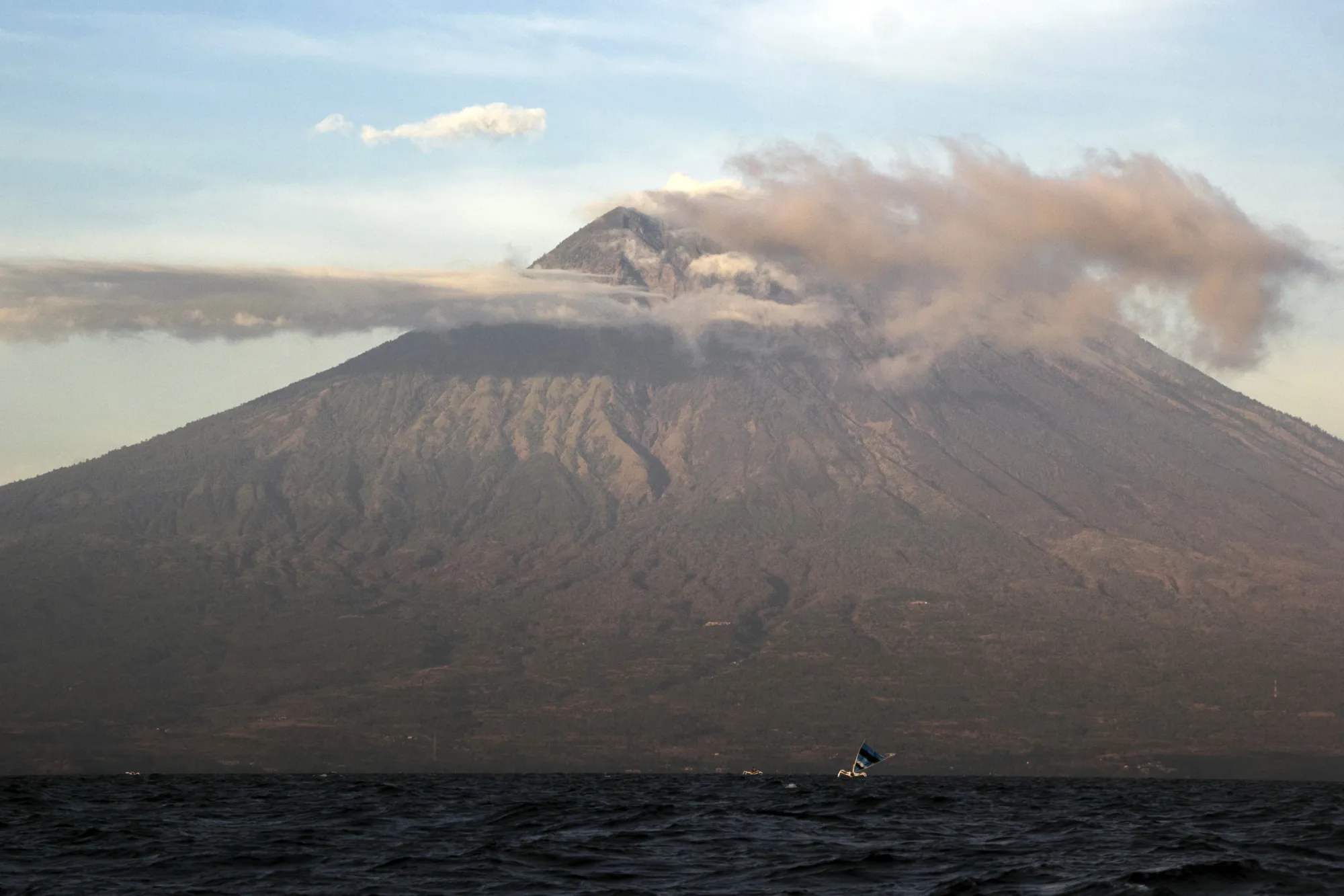 Bali Tourism Under Threat as Volcano Agung Rouses - Bloomberg, image size:2000x1333