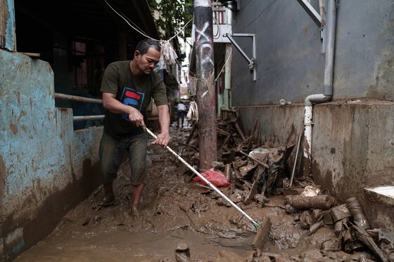 Indonesia Boosts Steps to Curb Climate Risks as Disasters Hit Growth