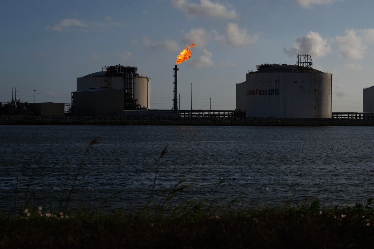 bloomberg.com - Julian Hast - US Natural Gas Rises on Hot Weather Shift, Higher LNG Flows