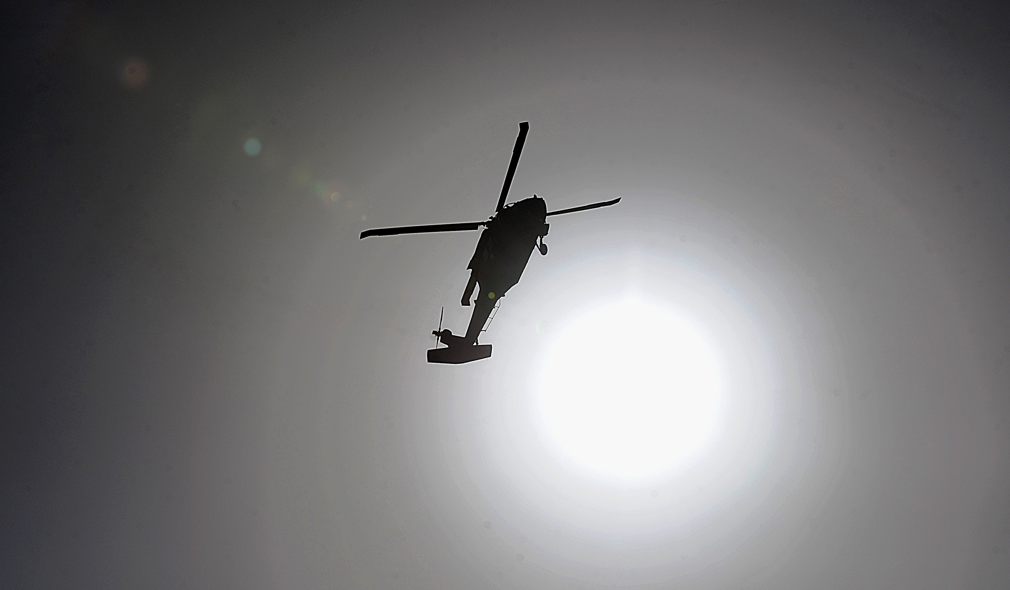 Сбит вертолет black hawk. Вертолет в небе. Неизвестные вертолеты. Падающий военный вертолет Стрекоза. Хеликоптер брейк.