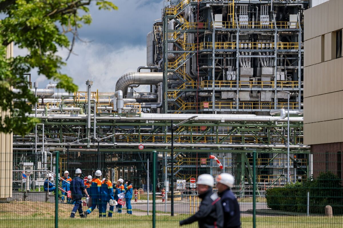 bloomberg.com - Allegra Catelli - Mergers Likely for Europe's €635 Billion Chemicals Sector