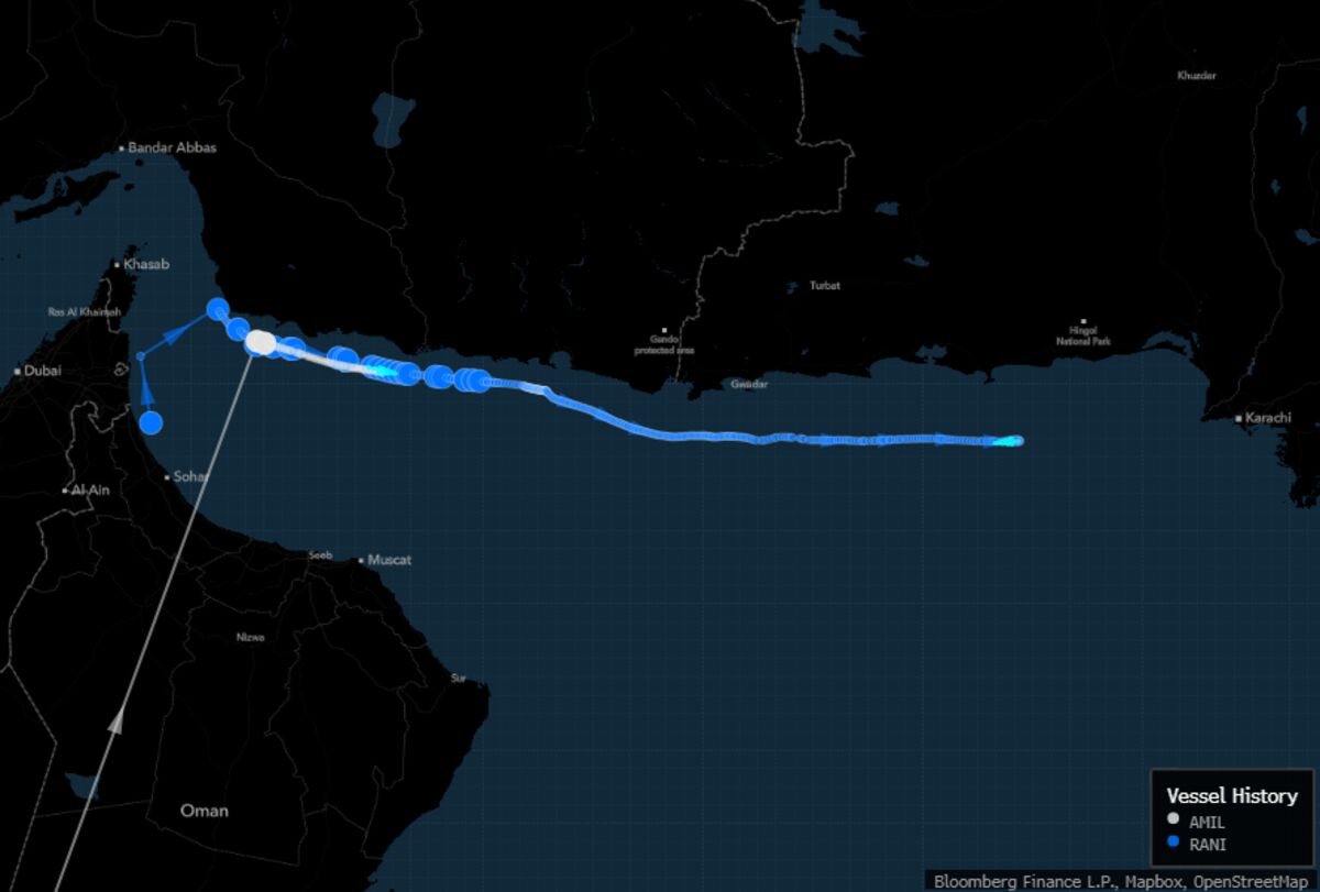 bloomberg.com - Rong Wei Neo - Ships With Iranian Oil Signal Pakistan as Next Stop in Rare Move