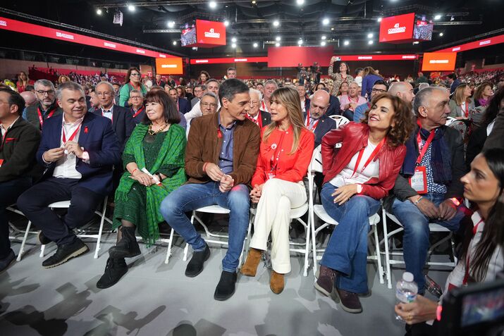 Pedro Sánchez and his wife Begoña Gómez, center, during a PSOE event in 2024.