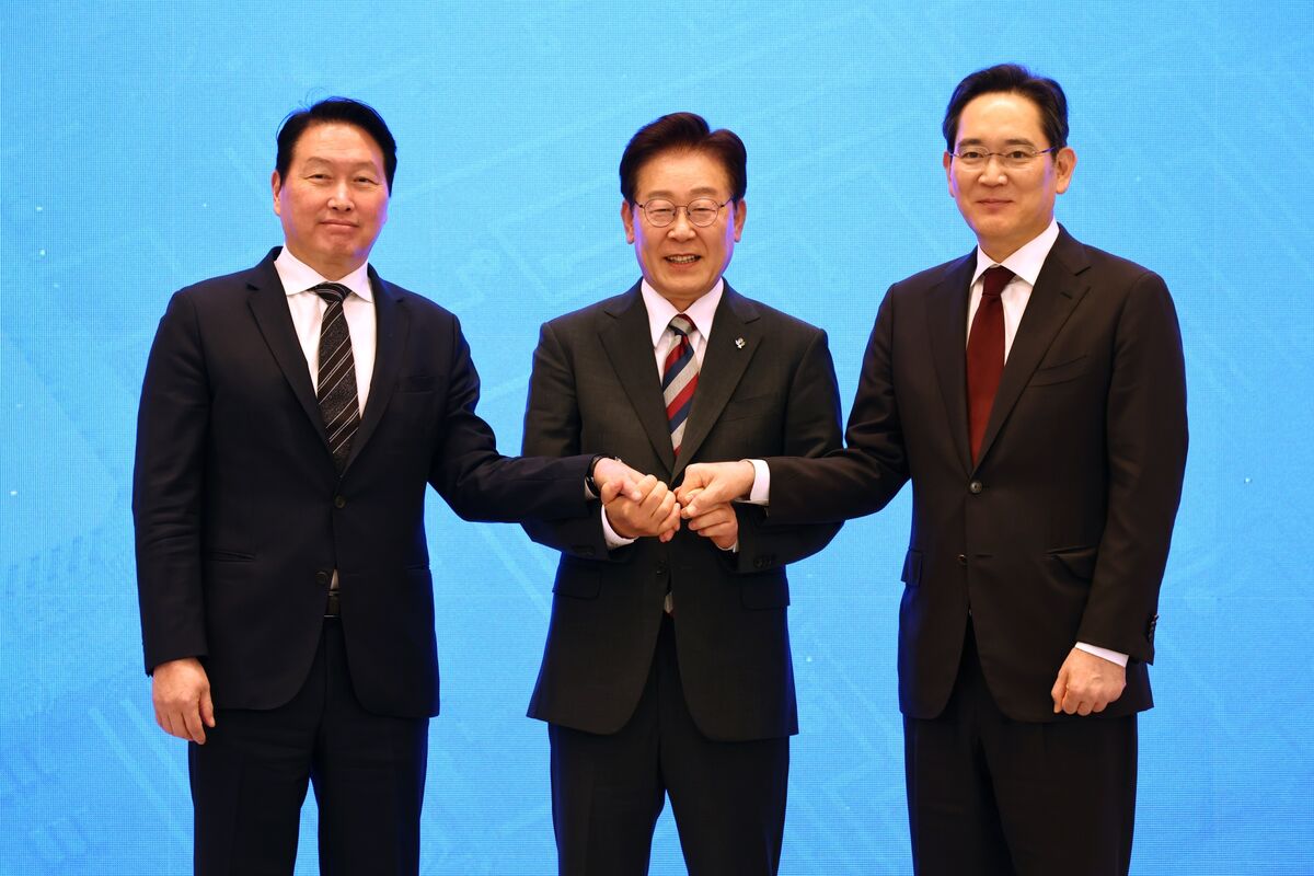 Korean Stocks Rebound as Samsung, SK Hynix Unveil Spending Plan