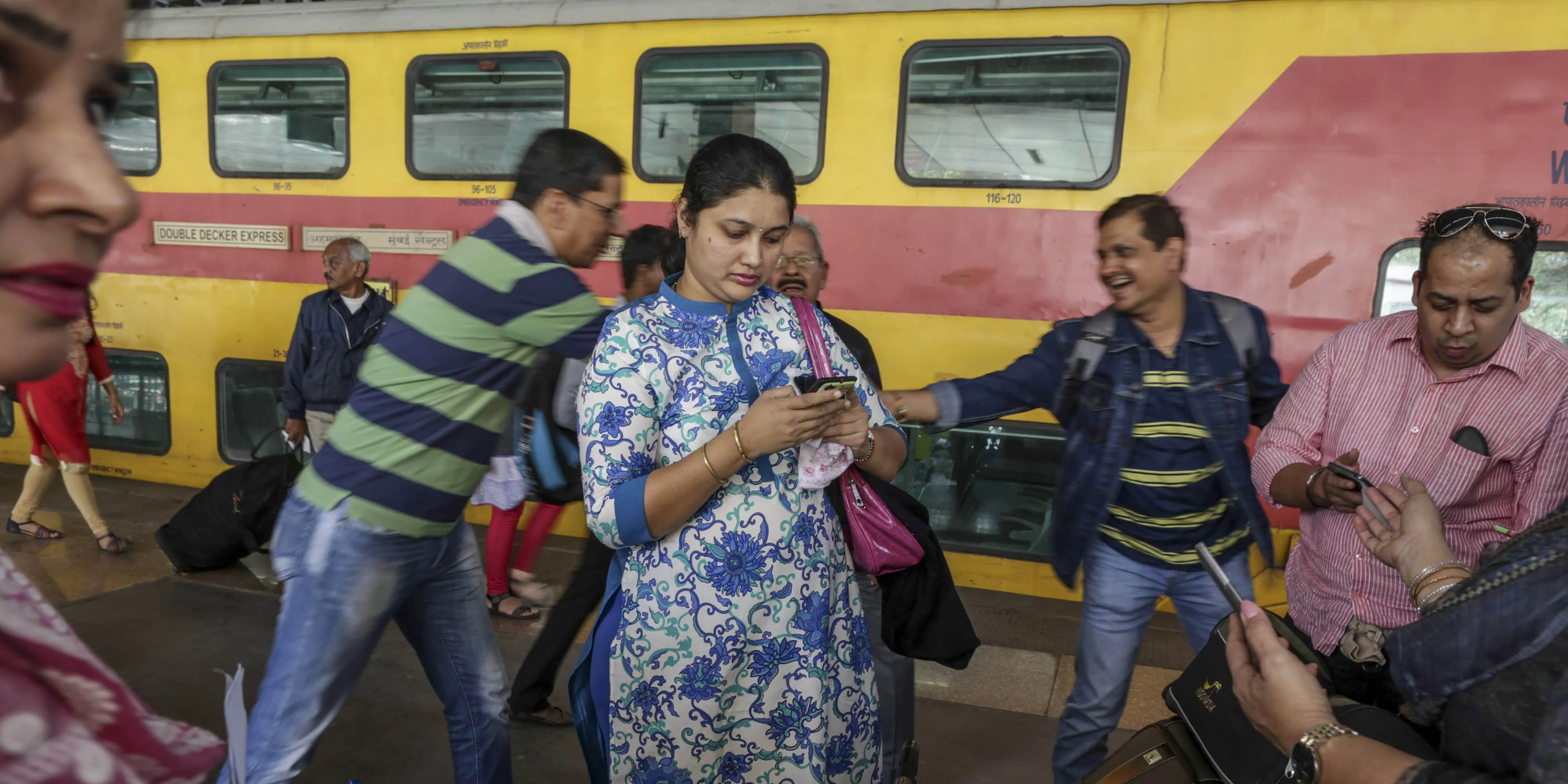 1472532450_india phone lede