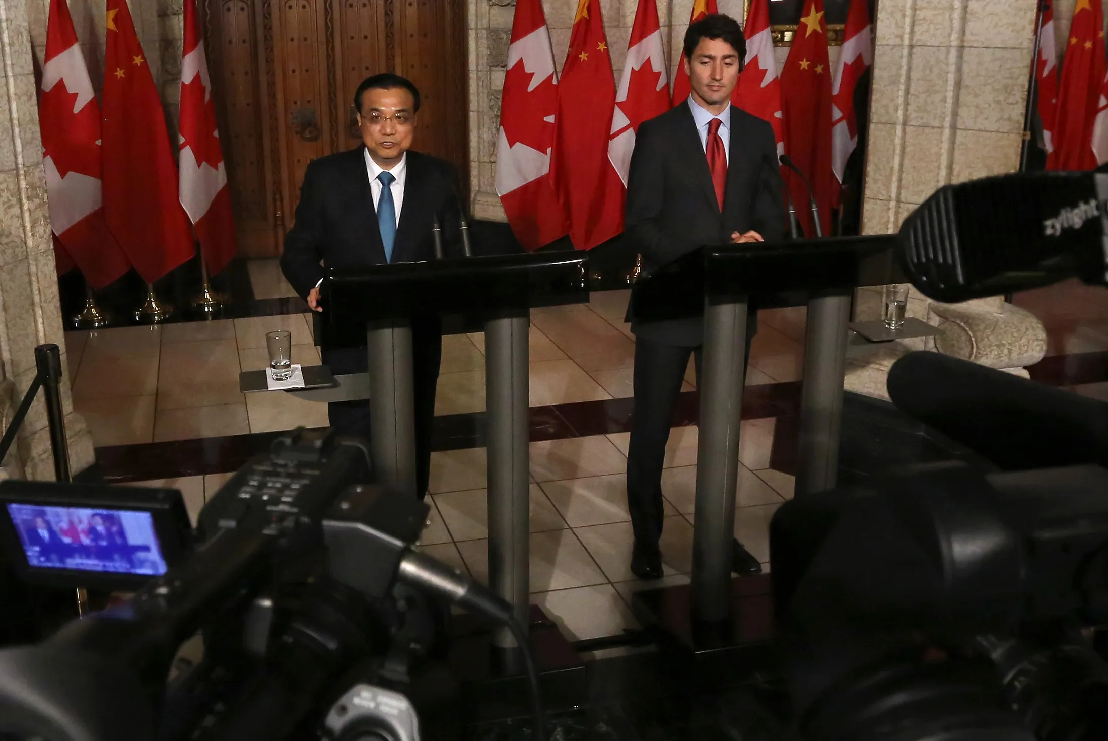 Chinese Premier Li Keqiang and Canadian Prime Minister Justin Trudeau conduct a press conference on Parliament Hill in Ottawa, Ontario, Sept. 22, 2016.
