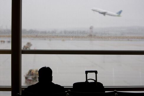 Washington Snowstorm Fizzles as More Than 1,300 Flights Grounded